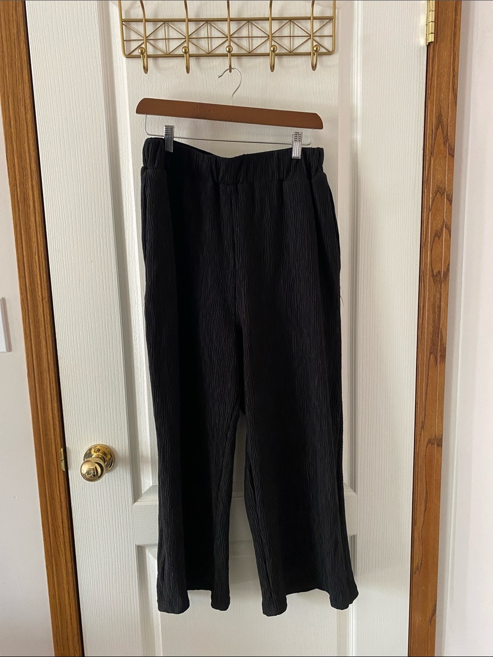 Black Wide-Leg Textured Flowy cropped Pants